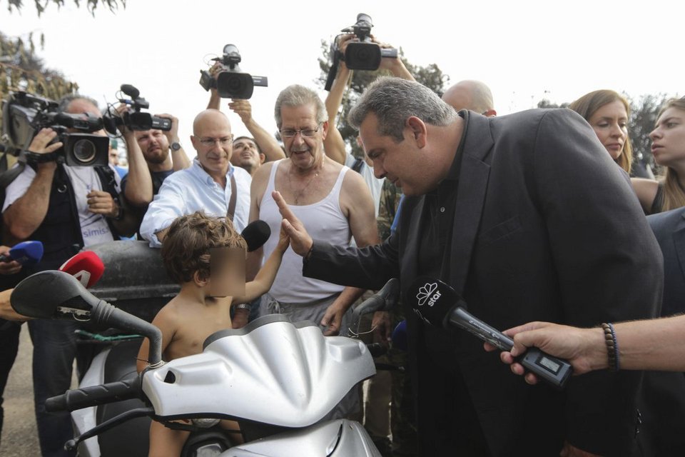 Οργή κατοίκων: «Μας αφήσατε να καούμε» φώναζαν οι κάτοικοι στον Καμμένο [βίντεο] | iefimerida.gr 1