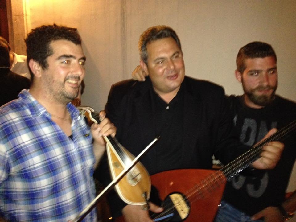 Ο Καμμένος παίζει λαούτο στα Χανιά [εικόνες] | iefimerida.gr 2