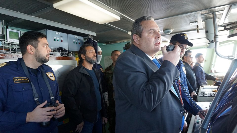 Hurriyet: Τουρκικά πλοία εμπόδισαν τον Καμμένο να προσεγγίσει τα Ιμια [εικόνες & βίντεο] | iefimerida.gr 3