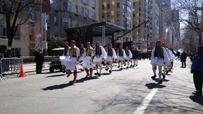 Γέμισε τσολιάδες και ελληνικές σημαίες η Νέα Υόρκη [εικόνες] | iefimerida.gr 0