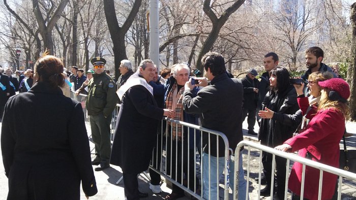 Γέμισε τσολιάδες και ελληνικές σημαίες η Νέα Υόρκη [εικόνες] | iefimerida.gr 7