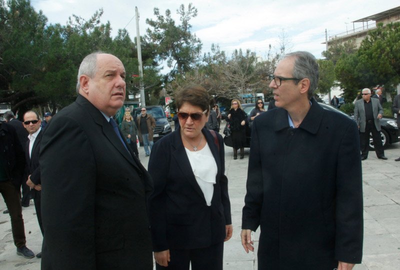 Συντετριμμένος ο Πάνος Καμμένος στην κηδεία του πατέρα του [εικόνες] | iefimerida.gr 9