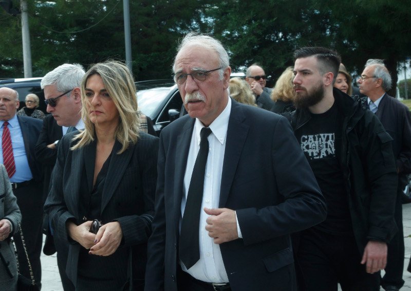 Συντετριμμένος ο Πάνος Καμμένος στην κηδεία του πατέρα του [εικόνες] | iefimerida.gr 11