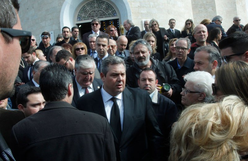 Συντετριμμένος ο Πάνος Καμμένος στην κηδεία του πατέρα του [εικόνες] | iefimerida.gr 1