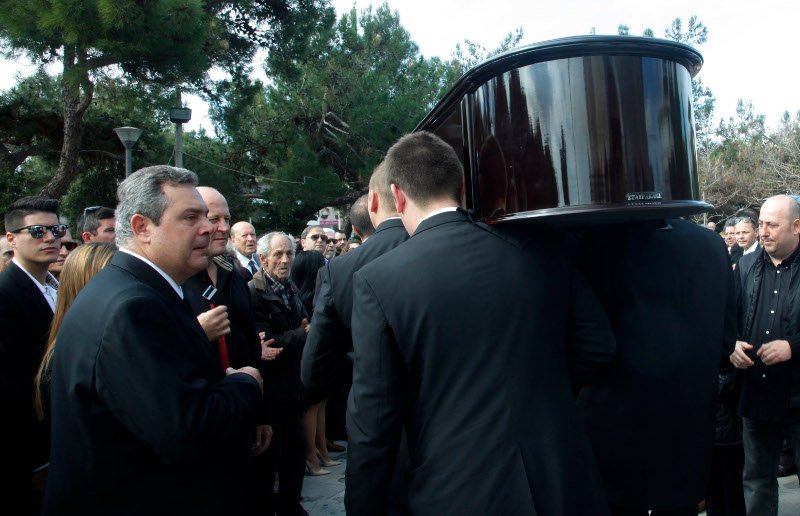 Συντετριμμένος ο Πάνος Καμμένος στην κηδεία του πατέρα του [εικόνες] | iefimerida.gr 2
