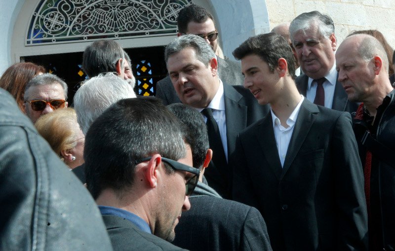 Συντετριμμένος ο Πάνος Καμμένος στην κηδεία του πατέρα του [εικόνες] | iefimerida.gr 3