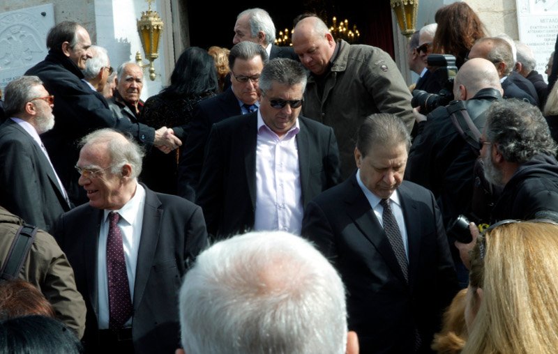 Συντετριμμένος ο Πάνος Καμμένος στην κηδεία του πατέρα του [εικόνες] | iefimerida.gr 4