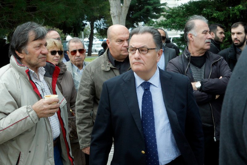 Συντετριμμένος ο Πάνος Καμμένος στην κηδεία του πατέρα του [εικόνες] | iefimerida.gr 7