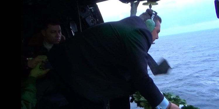 Ο Πάνος Καμμένος, εν μέσω θυελλωδών ανέμων, ρίχνει στεφάνι στον Αϊ-Στράτη για τον ήρωα πιλότο Νίκο Σιαλμά [εικόνες & βίντεο] | iefimerida.gr 0