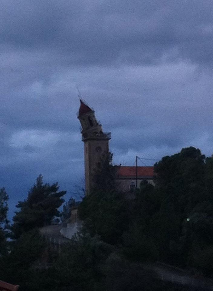 Ούτε η εκκλησία δεν άντεξε τα Ρίχτερ -Ο Εγκέλαδος έσπασε στα δύο, καμπαναριό στην Κεφαλονιά [εικόνες] | iefimerida.gr 2