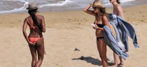 Το μαγιό της Ναόμι Κάμπελ... αυτονομήθηκε και αποκαλύφθηκαν τα οπίσθιά της [εικόνες] | iefimerida.gr 0