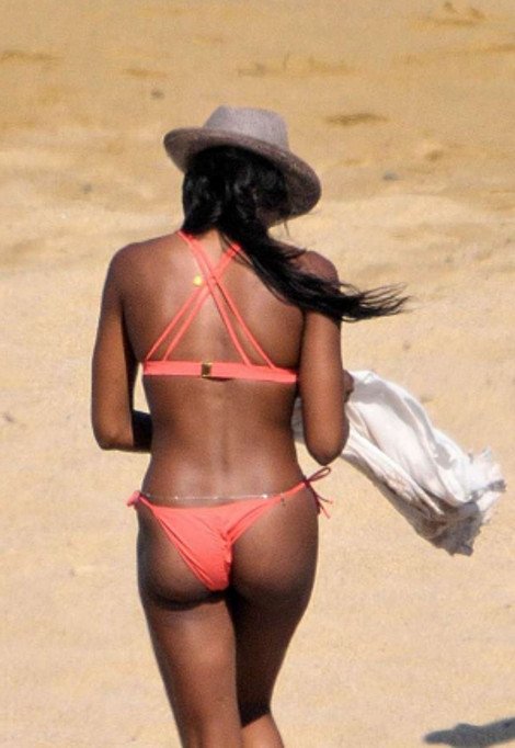 Το μαγιό της Ναόμι Κάμπελ... αυτονομήθηκε και αποκαλύφθηκαν τα οπίσθιά της [εικόνες] | iefimerida.gr 1