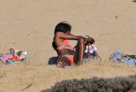 Το μαγιό της Ναόμι Κάμπελ... αυτονομήθηκε και αποκαλύφθηκαν τα οπίσθιά της [εικόνες] | iefimerida.gr 2