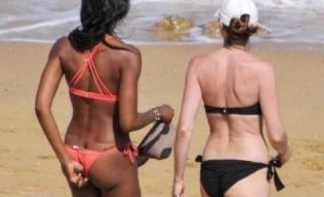 Το μαγιό της Ναόμι Κάμπελ... αυτονομήθηκε και αποκαλύφθηκαν τα οπίσθιά της [εικόνες] | iefimerida.gr 3