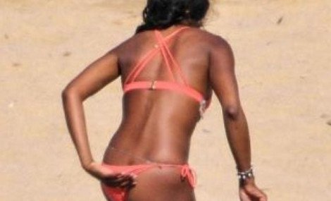 Το μαγιό της Ναόμι Κάμπελ... αυτονομήθηκε και αποκαλύφθηκαν τα οπίσθιά της [εικόνες] | iefimerida.gr 4