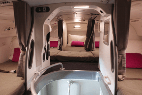 Εκεί όπου ξεκουράζουν τα κορμιά τους οι αεροσυνοδοί -Οι καμπίνες των αεροπλάνων με τα τεράστια κρεβάτια [εικόνες] | iefimerida.gr 0