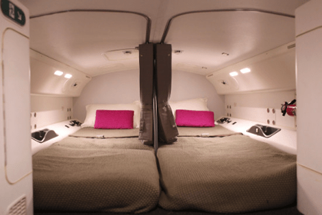 Εκεί όπου ξεκουράζουν τα κορμιά τους οι αεροσυνοδοί -Οι καμπίνες των αεροπλάνων με τα τεράστια κρεβάτια [εικόνες] | iefimerida.gr 1