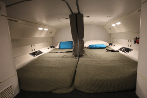 Εκεί όπου ξεκουράζουν τα κορμιά τους οι αεροσυνοδοί -Οι καμπίνες των αεροπλάνων με τα τεράστια κρεβάτια [εικόνες] | iefimerida.gr 2