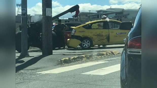 Πολυβόλο του στρατού λύθηκε από όχημα, έκανε τρελή πορεία και τράκαρε με ταξί στον Καναδά [εικόνες] | iefimerida.gr 0