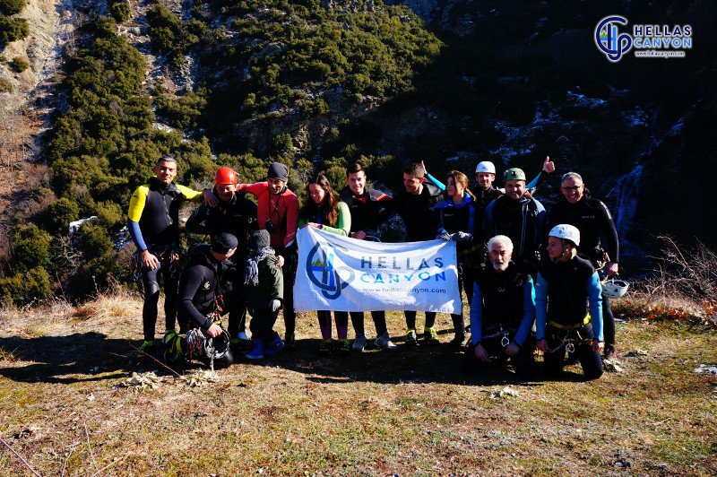 Εντυπωσιακές φωτογραφίες: Κατάβαση σε παγωμένο καταρράκτη στο Βελβεντό [εικόνες] | iefimerida.gr 0