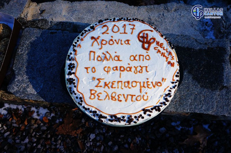 Εντυπωσιακές φωτογραφίες: Κατάβαση σε παγωμένο καταρράκτη στο Βελβεντό [εικόνες] | iefimerida.gr 1