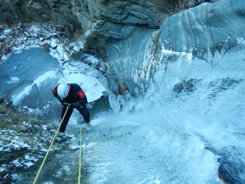 Εντυπωσιακές φωτογραφίες: Κατάβαση σε παγωμένο καταρράκτη στο Βελβεντό [εικόνες] | iefimerida.gr 2