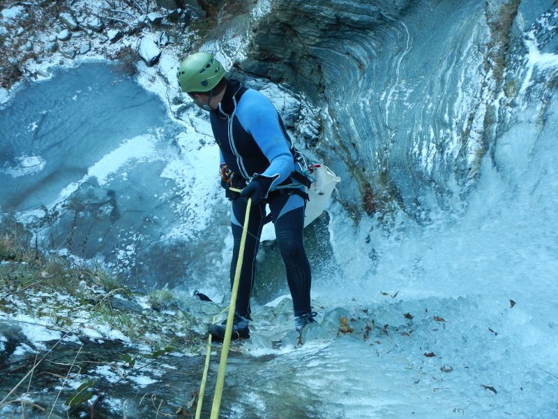 Εντυπωσιακές φωτογραφίες: Κατάβαση σε παγωμένο καταρράκτη στο Βελβεντό [εικόνες] | iefimerida.gr 3