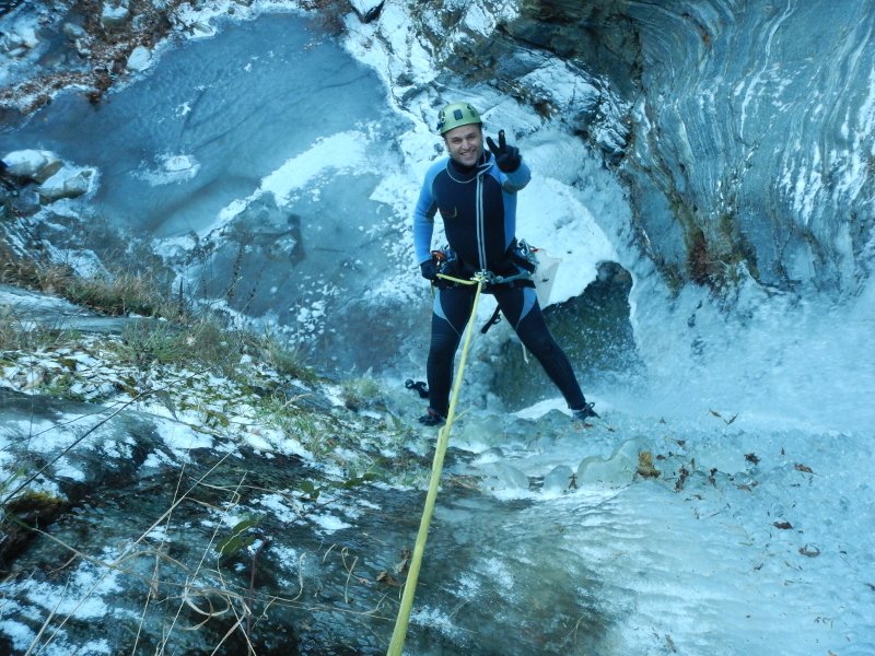 Εντυπωσιακές φωτογραφίες: Κατάβαση σε παγωμένο καταρράκτη στο Βελβεντό [εικόνες] | iefimerida.gr 4