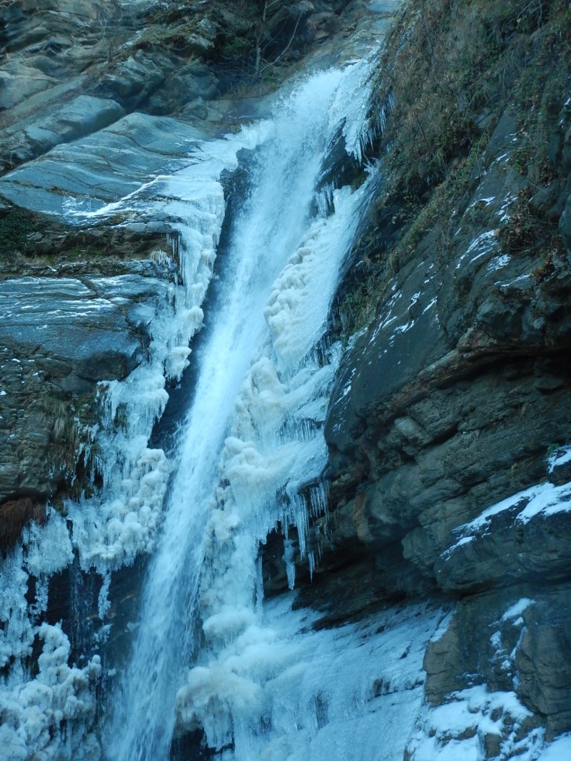 Εντυπωσιακές φωτογραφίες: Κατάβαση σε παγωμένο καταρράκτη στο Βελβεντό [εικόνες] | iefimerida.gr 5