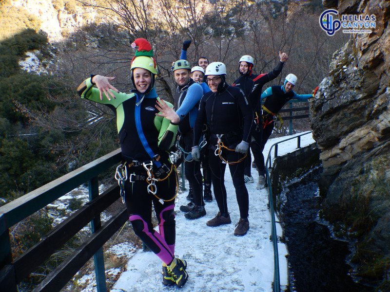 Εντυπωσιακές φωτογραφίες: Κατάβαση σε παγωμένο καταρράκτη στο Βελβεντό [εικόνες] | iefimerida.gr 6