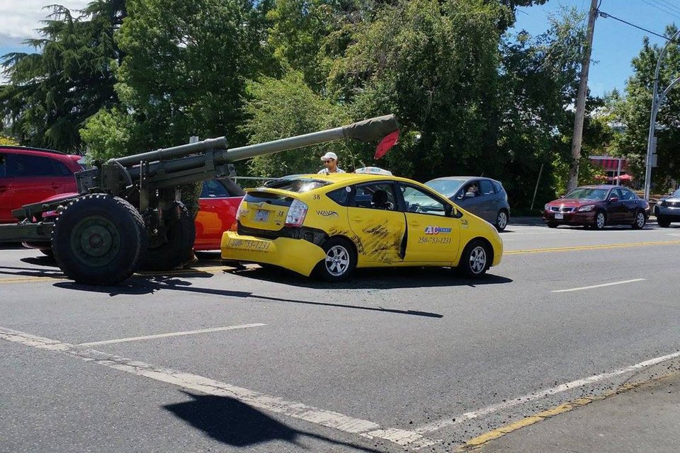 Πολυβόλο του στρατού λύθηκε από όχημα, έκανε τρελή πορεία και τράκαρε με ταξί στον Καναδά [εικόνες] | iefimerida.gr 1