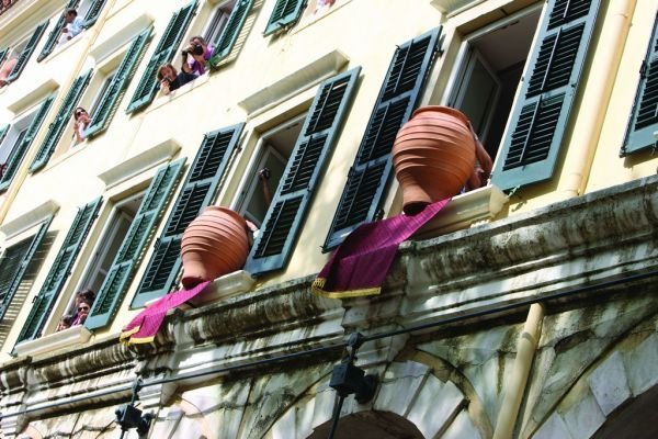 Το Πάσχα των Ελλήνων - Τα Μαζίδια, οι Κολλημάρες, οι Αυγομαχίες και η Ανάσταση σε νεκροταφεία [εικόνες]   | iefimerida.gr 5