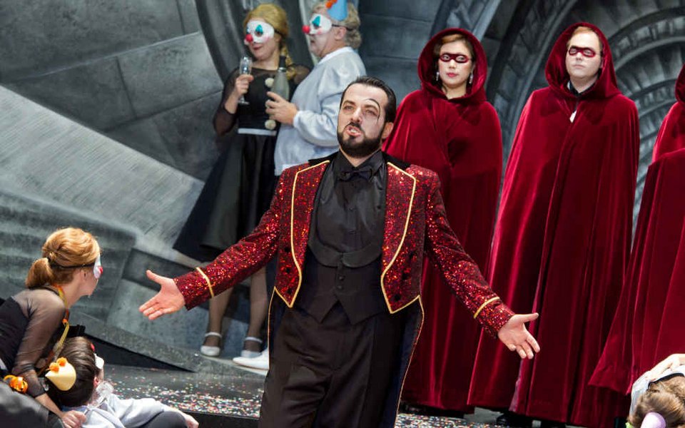 Γιώργος Κανάρης: Ο βαρύτονος από το Κερατσίνι που έχει κατακτήσει τους Γερμανούς [εικόνες & βίντεο]  | iefimerida.gr 1