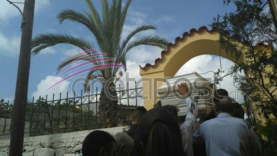 Θρήνος στην κηδεία της μητέρας που πνίγηκε προσπαθώντας να σώσει τα παιδιά της, στην Κρήτη [εικόνες] | iefimerida.gr 2