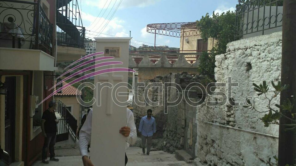 Θρήνος στην κηδεία της μητέρας που πνίγηκε προσπαθώντας να σώσει τα παιδιά της, στην Κρήτη [εικόνες] | iefimerida.gr 3