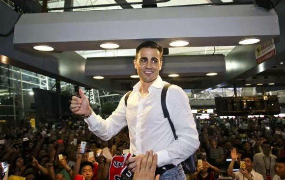 Ο Καναβάρο απολύθηκε και γνώρισε την αποθέωση στο αεροδρόμιο [εικόνες & βίντεο] | iefimerida.gr 0