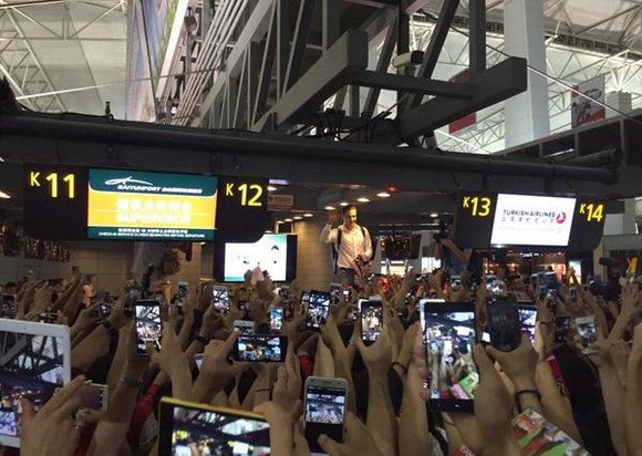 Ο Καναβάρο απολύθηκε και γνώρισε την αποθέωση στο αεροδρόμιο [εικόνες & βίντεο] | iefimerida.gr 1