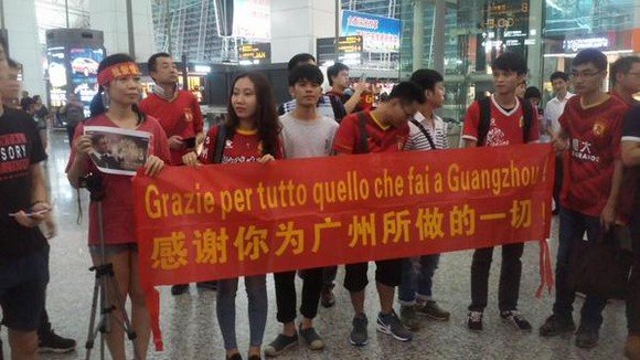 Ο Καναβάρο απολύθηκε και γνώρισε την αποθέωση στο αεροδρόμιο [εικόνες & βίντεο] | iefimerida.gr 2