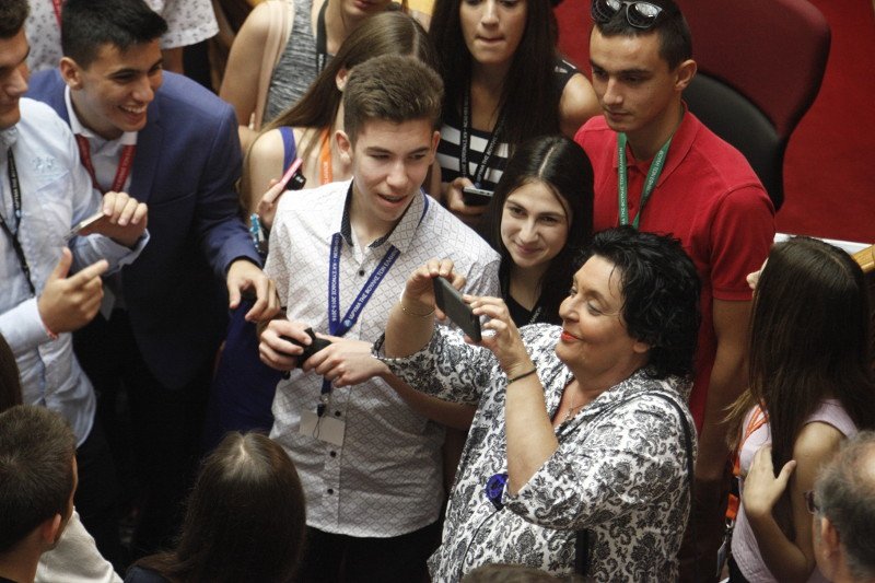 Πανικός για μια selfie με τον Τσίπρα [εικόνες] | iefimerida.gr 4