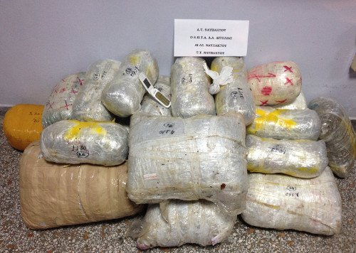 Πάτρα: Συνελήφθησαν τρεις νεαροί που μετέφεραν 50 κιλά κάνναβη [εικόνες] | iefimerida.gr 0