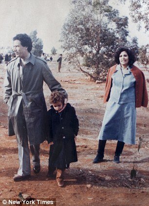 Το οικογενειακό άλμπουμ ενός δικτάτορα [photos] | iefimerida.gr 2