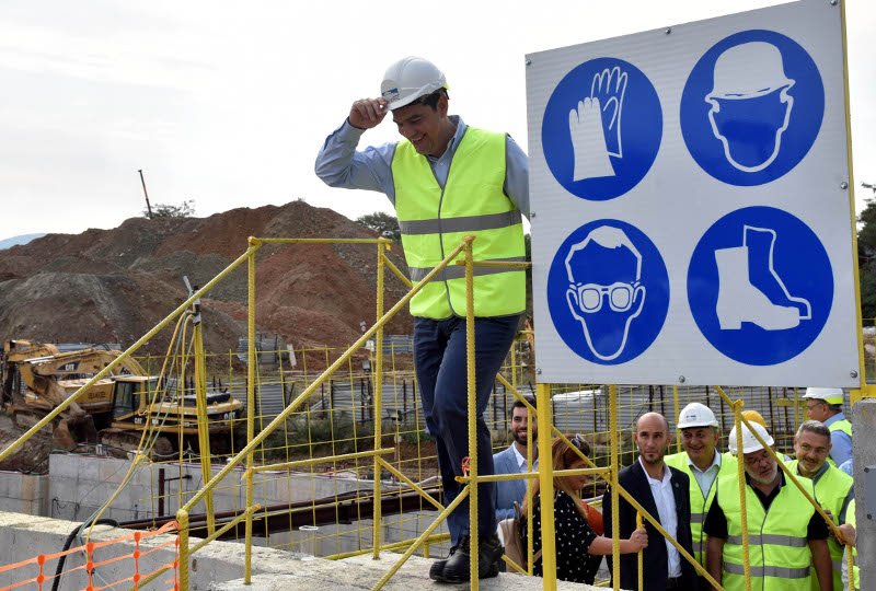 Σε σταθμό του μετρό στη Θεσσαλονίκη ο Τσίπρας: Θυμήθηκα ότι είμαι μηχανικός -Η υποδοχή με πανό [εικόνες & βίντεο] | iefimerida.gr 4