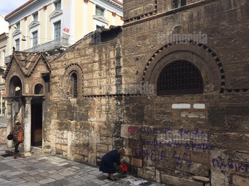 Μετά το Πολυτεχνείο, γέμισαν με γκράφιτι την Καπνικαρέα και τα Προπύλαια [εικόνες] | iefimerida.gr 0