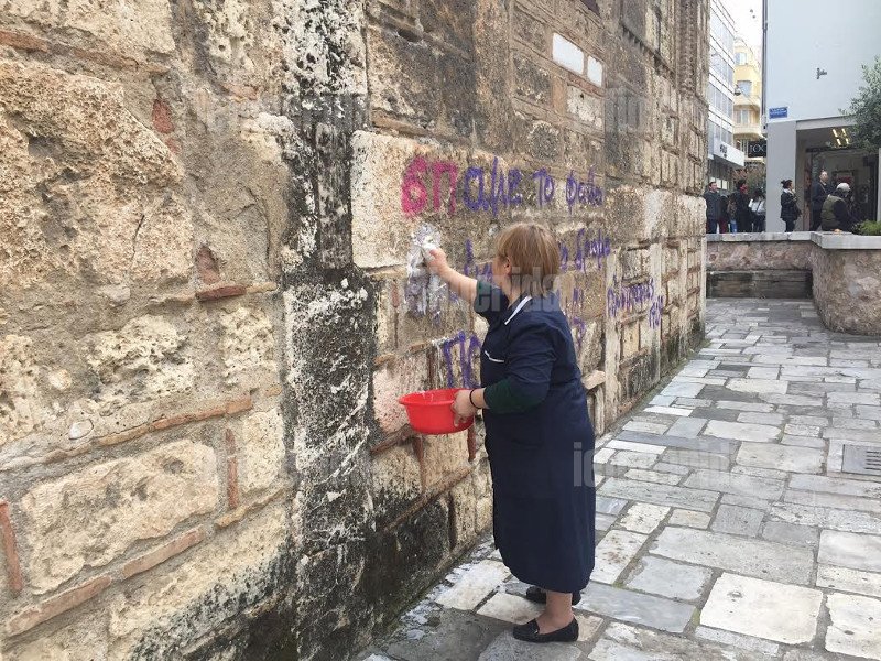 Μετά το Πολυτεχνείο, γέμισαν με γκράφιτι την Καπνικαρέα και τα Προπύλαια [εικόνες] | iefimerida.gr 3
