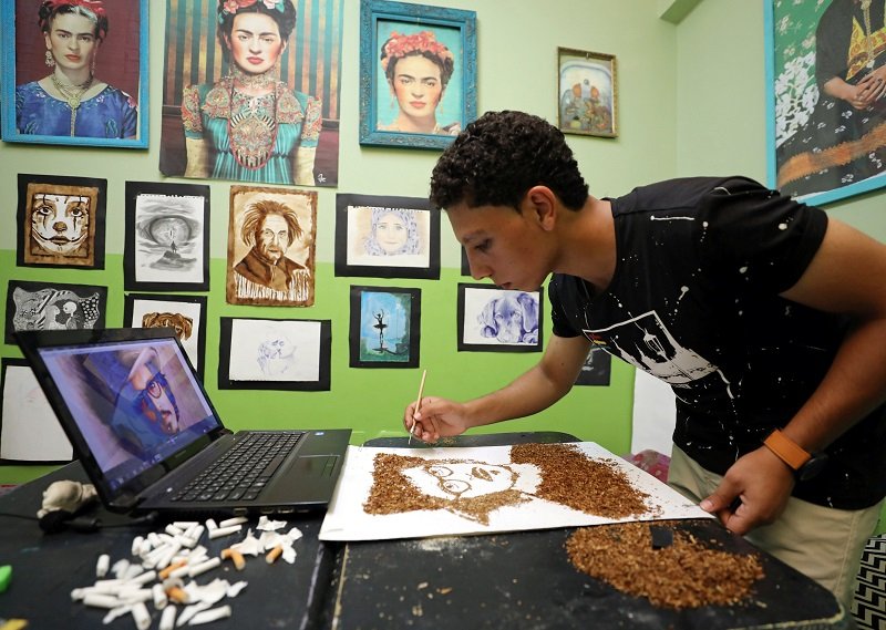 Ο αντισυμβατικός καλλιτέχνης που φτιάχνει πορτρέτα από καπνό και τους βάζει φωτιά [εικόνες & βίντεο]  | iefimerida.gr 1