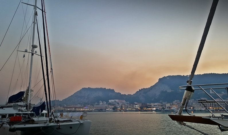 Απελπιστική η κατάσταση στη Ζάκυνθο, μαίνεται η φωτιά στις Ορθονιές -Ο καπνός «πνίγει» όλο το νησί [εικόνες & βίντεο] | iefimerida.gr 0