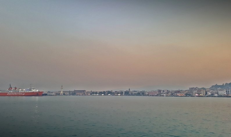 Απελπιστική η κατάσταση στη Ζάκυνθο, μαίνεται η φωτιά στις Ορθονιές -Ο καπνός «πνίγει» όλο το νησί [εικόνες & βίντεο] | iefimerida.gr 2