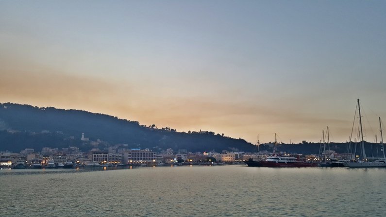 Απελπιστική η κατάσταση στη Ζάκυνθο, μαίνεται η φωτιά στις Ορθονιές -Ο καπνός «πνίγει» όλο το νησί [εικόνες & βίντεο] | iefimerida.gr 1