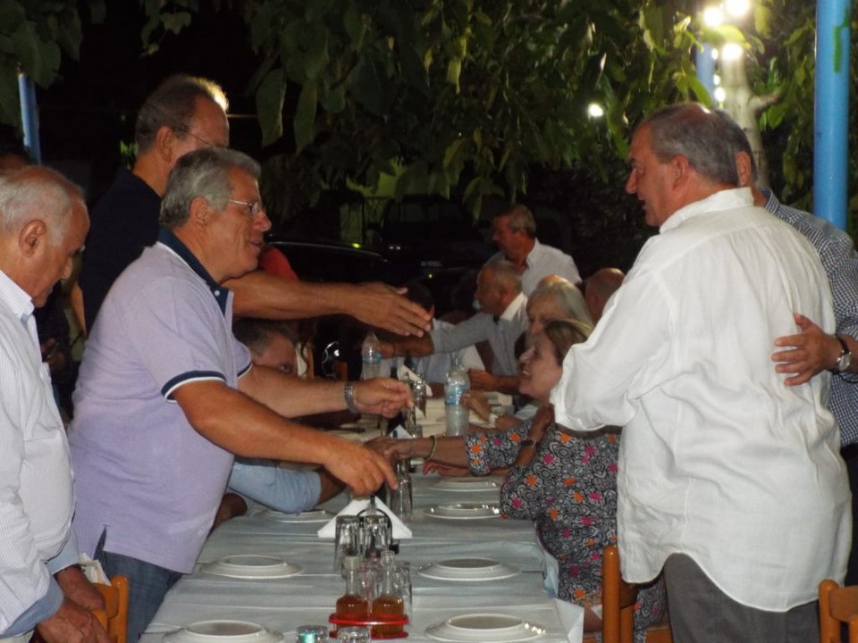 Συνεχίζει τις διακοπές στη Λευκάδα ο Καραμανλής -Βόλτες, ταβέρνες και selfies [εικόνες] | iefimerida.gr 10