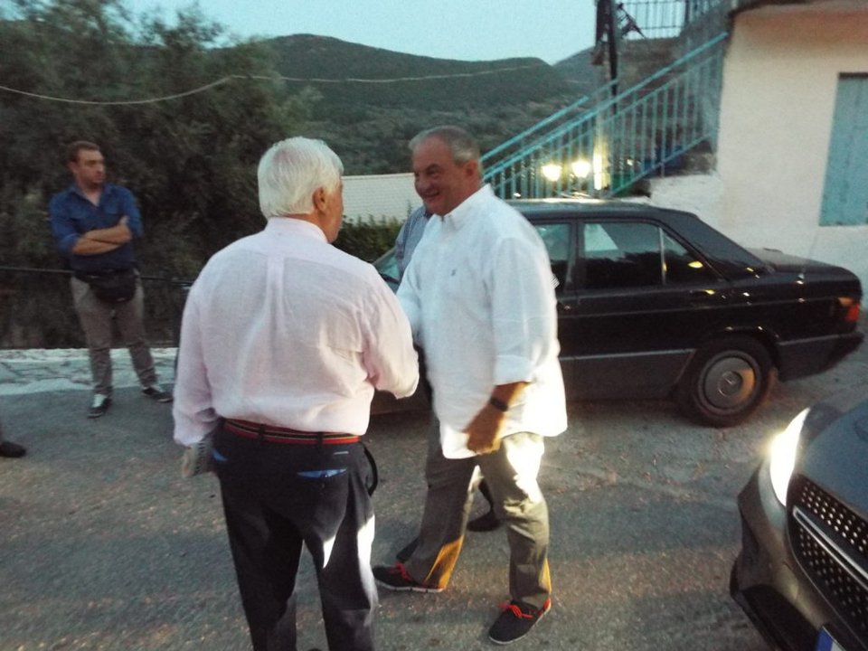 Συνεχίζει τις διακοπές στη Λευκάδα ο Καραμανλής -Βόλτες, ταβέρνες και selfies [εικόνες] | iefimerida.gr 0